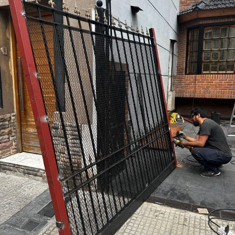 Extensión y cambio de motor en portón levadizo. Extensión lateral de 15 cm y modificación de estructura para ampliar el paso, ajuste general y cambio de motor. Trabajo realizado por HERREELEC.